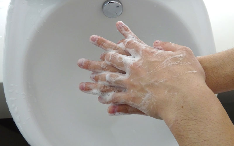 4.手の甲をもう片方の手の平でもみ洗う（両手）