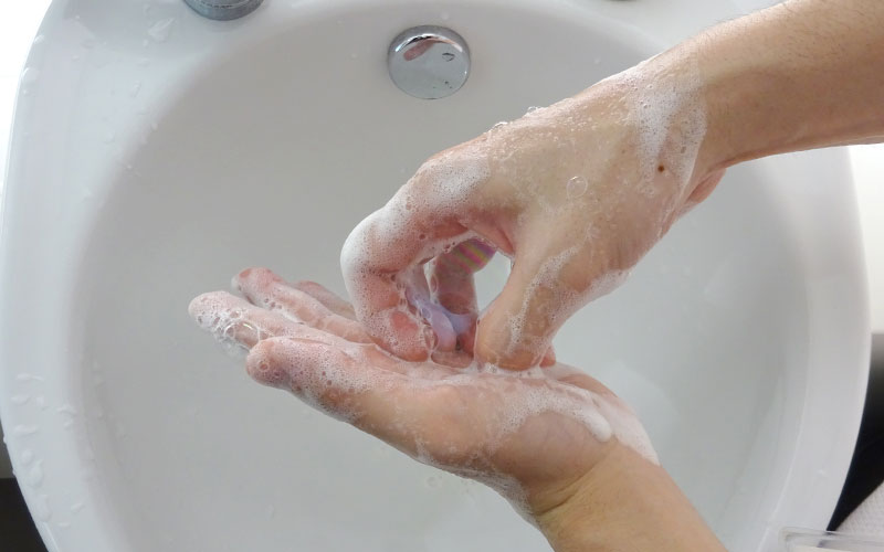 7.指先をもう片方の手の平でもみ洗う（両手）