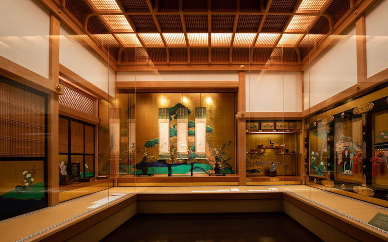 尾張藩の居城「名古屋城」の二之丸御殿内にある「広間」と「鎖の間」の一部が復元され、その中に貴重な美術品が展示されており、当時の様子を垣間見ることができる。（第3展示室）
