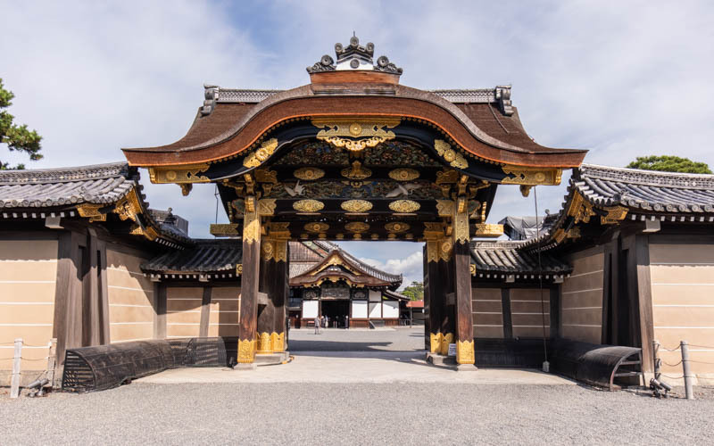 重要文化財の「唐門」は二の丸御殿の正門。聖域を守る唐獅子や長寿を意味する松竹梅など数多くの彫刻が施されている。