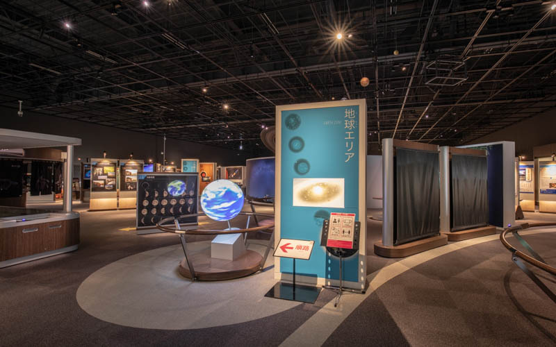 天文分野の博物館としては日本屈指の広さを誇る展示室。通路も広くなっているので車椅子利用の方も安全に回ることができる。