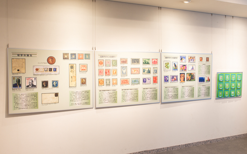 切手の誕生やデザインについての展示もある。																