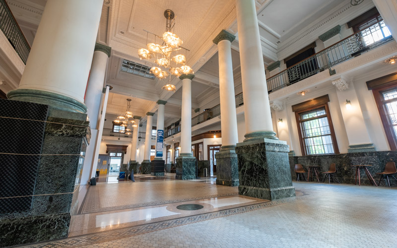 1階部分にあるさや堂ホールは、1927年に建てられた銀行を鞘堂方式（古い建物を抱み込むように新しい建物を建てる）で保存、再生されており、歴史的価値の高いスペースになっている。									