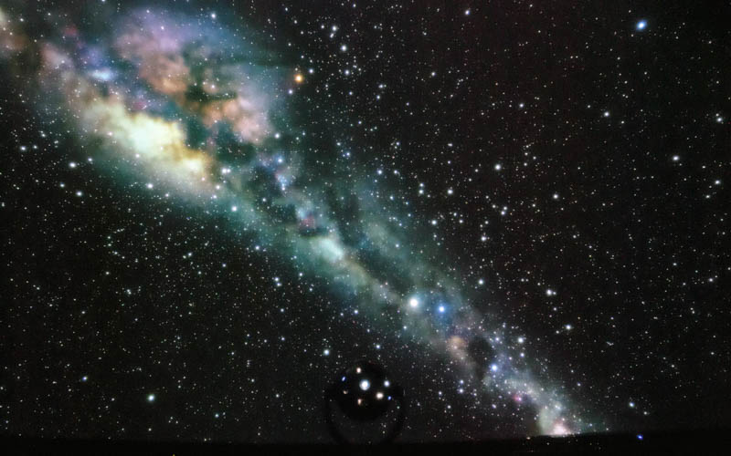 美しい星空とともに迫力ある映像を投映するプラネタリウム。写真提供：仙台市天文台