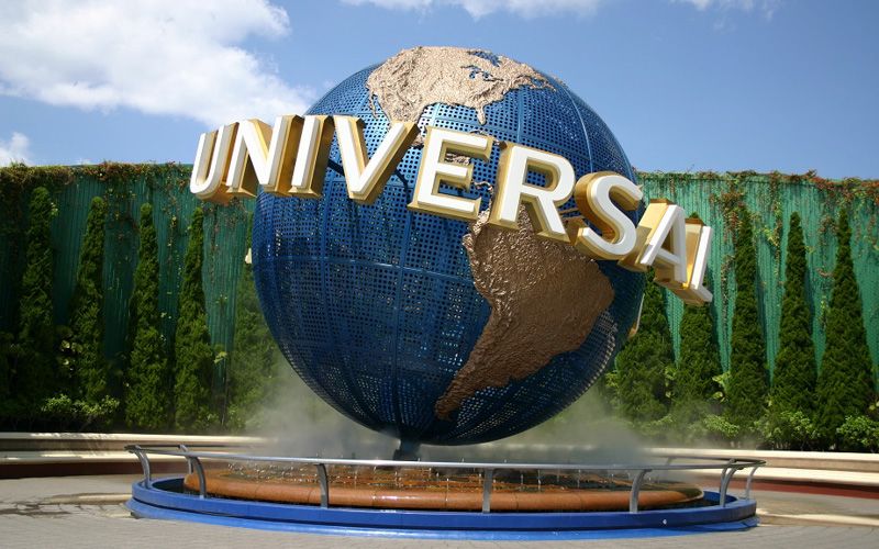 「ユニバーサル・スタジオ・ジャパン」の象徴となっているゲート前の大きな地球儀。写真提供：ユニバーサル・スタジオ・ジャパン