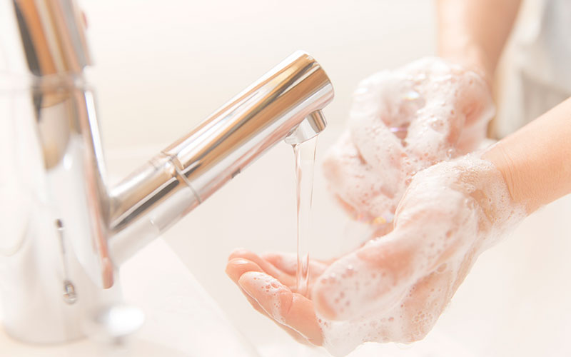 介護職が徹底するべき正しい手洗い・うがいの方法とタイミング