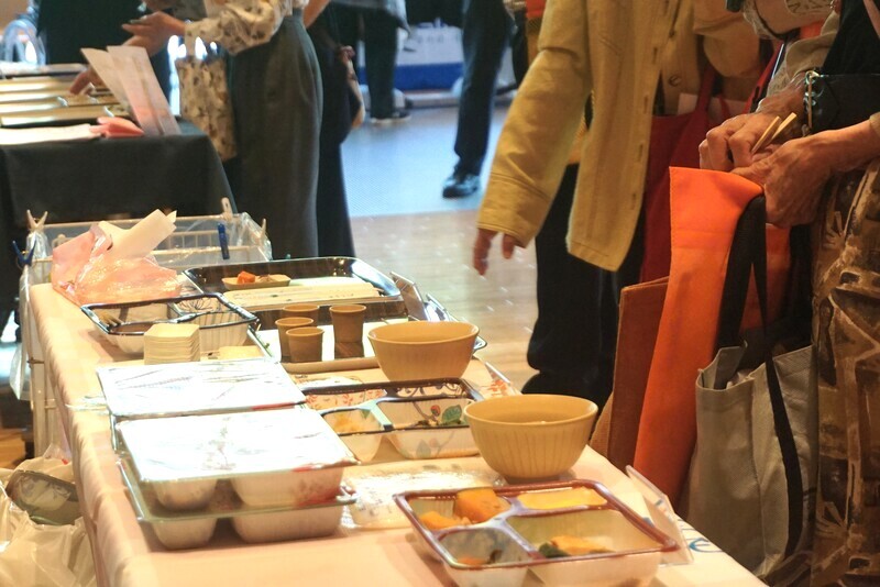 様々な介護食をその場で試食可能