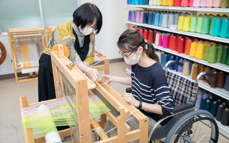 手織適塾saori東京：「おさ」を引いて手織りを行う