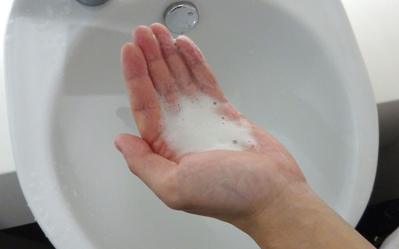 2.石鹸液を適量手の平に取り出す