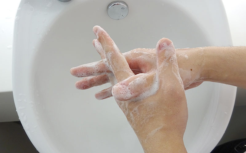 5.指を組んで両手の指の間をもみ洗う