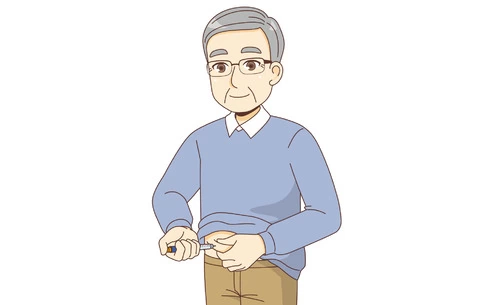 インスリン注射をする男性高齢者