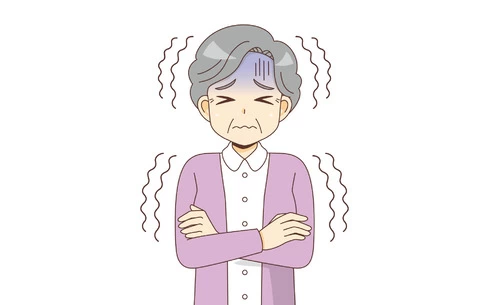 寒さで震える女性高齢者