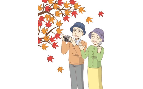 紅葉狩りを楽しむ高齢者夫婦