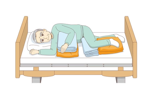 側臥位（クッションあり）（高齢者（おじいさん・おばあさん）/介護現場の人物）