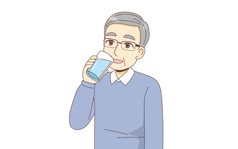 水を飲む男性高齢者（高齢者（おばあさん・おじいさん）/介護現場の人物）