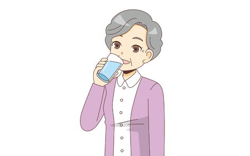 水を飲む女性高齢者（高齢者（おばあさん・おじいさん）/介護現場の人物）