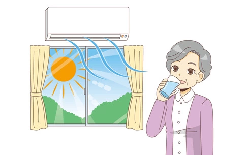 熱中症対策をする女性高齢者（高齢者（おばあさん・おじいさん）/介護現場の人物）