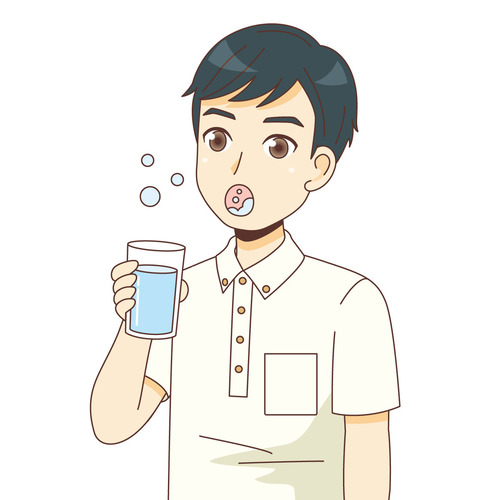うがいをする男性介護職（介護士・ヘルパー/介護現場の人物）