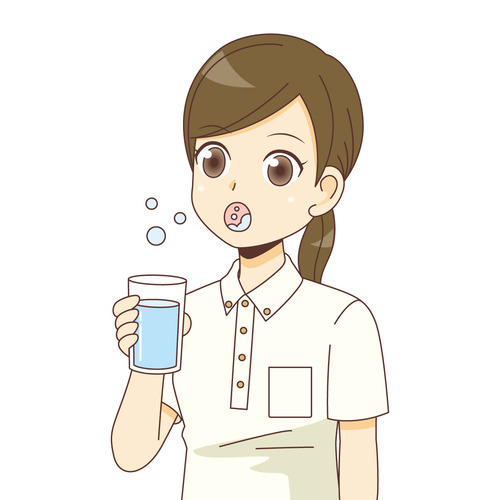 うがいをする女性介護職（介護士・ヘルパー/介護現場の人物）