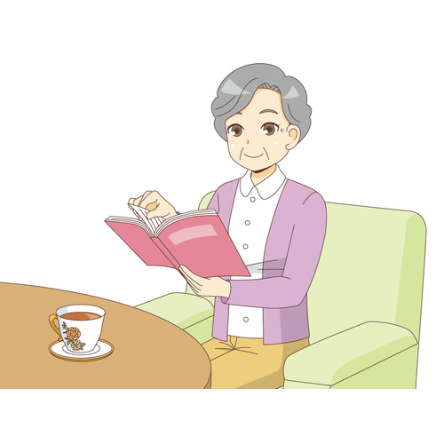読書を楽しむ女性高齢者（高齢者（おばあさん・おじいさん）/介護現場の人物）