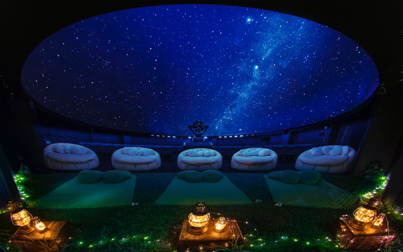 ドーム前方に広がるフルフラットの「芝シート」と、雲に寝そべって星空を見上げられる「雲シート」。（車椅子での利用不可）