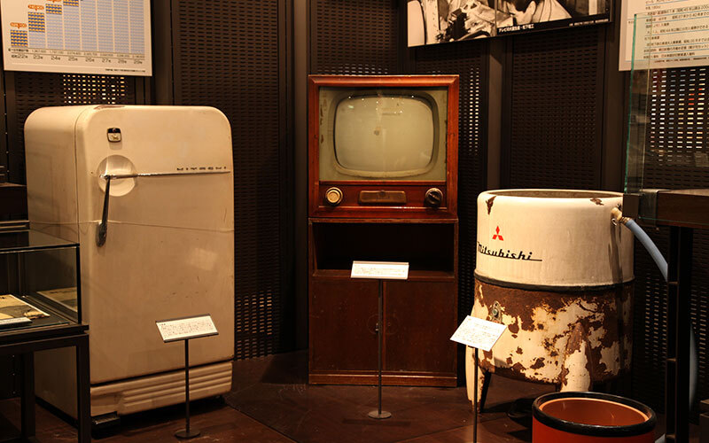 展示室6階は「戦後の国民の暮らし」がテーマで、写真は昭和の三種の神器（冷蔵庫、テレビ、洗濯機）提供：昭和館