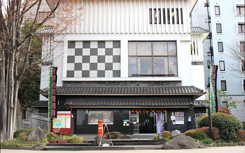 入口の正面は階段になっているため、車椅子の場合は向かって左側に迂回して入館する。
