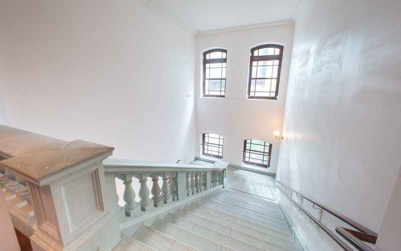 大理石と漆喰の内壁で復元された当時の階段も、美術館の特徴の一つ。