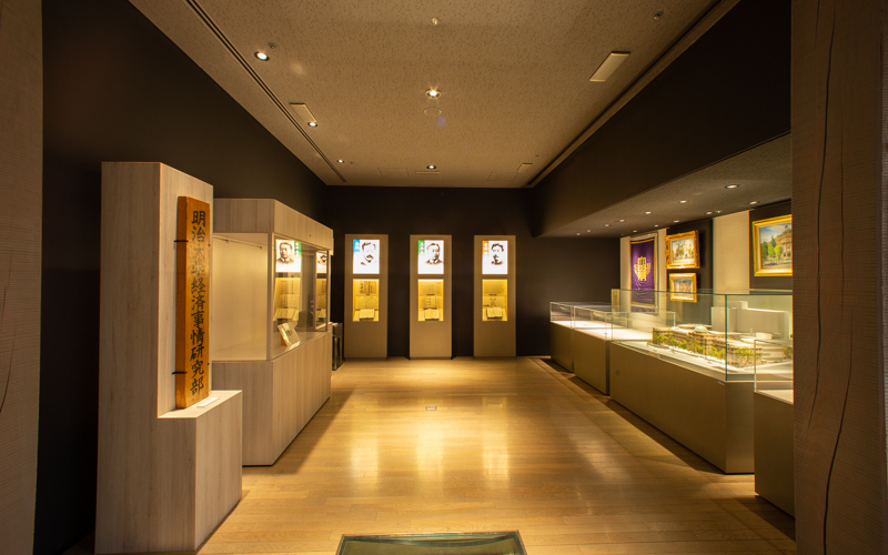 地下1階の展示室には、明治大学の歴史について紹介されている。