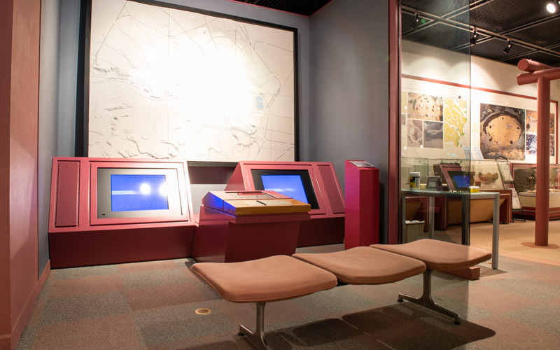 展示スペースの入口には映像システムがあり、文京区の歴史と特徴を見ることができる。