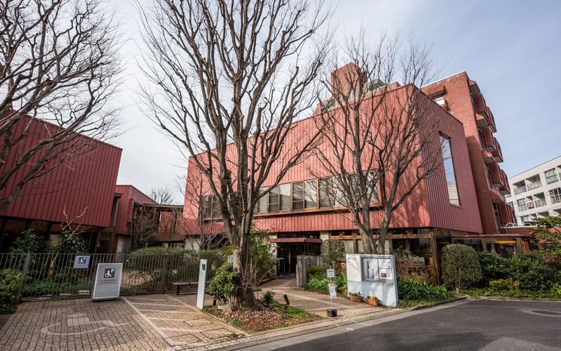 いわさきちひろの自宅兼アトリエ跡に建てられた「ちひろ美術館・東京」。全館バリアフリーとなっている。 