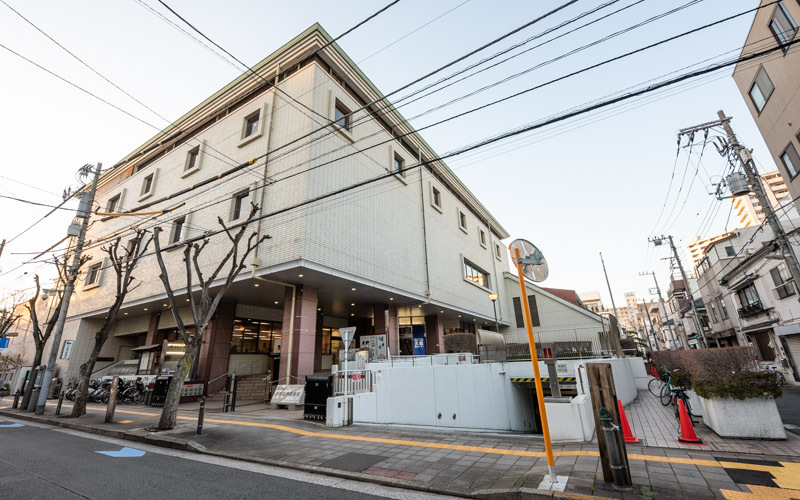 深川江戸資料館の外観と正面玄関。通り沿いにあるため歩道からも入りやすく、駐車場への入口も分かりやすい。																