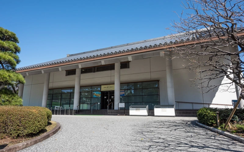三の丸尚蔵館では皇室から寄付されたさまざまな美術工芸品などが一般向けに展示公開されている。									
