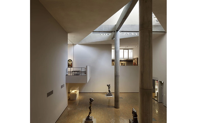最初の展示室である「19世紀ホール」は彫刻がメインに展示されている。© 国立西洋美術館