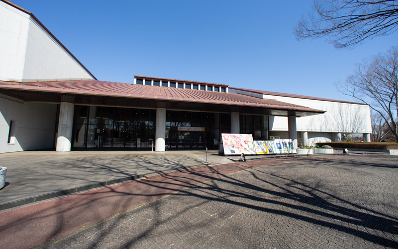 広い敷地内の一角に位置する博物館本館では展示物を通して府中の歴史を学ぶことができる。