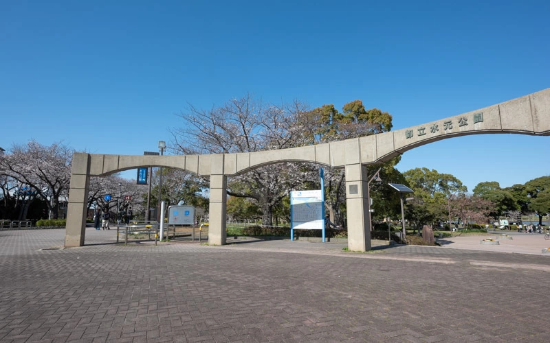 メインゲートが建てられている噴水広場前は、舗装された路面のため車椅子でも走行しやすい。
