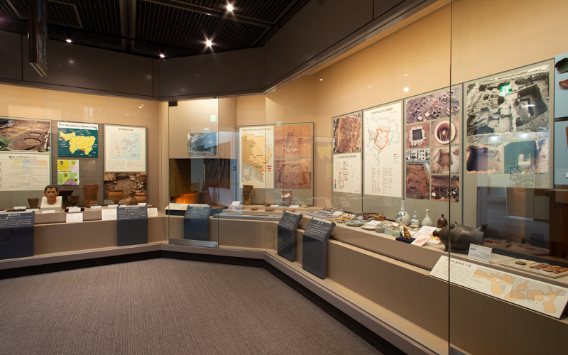新宿近辺で発掘された出土品の展示。説明用のパネルは低い位置に設置されている。							