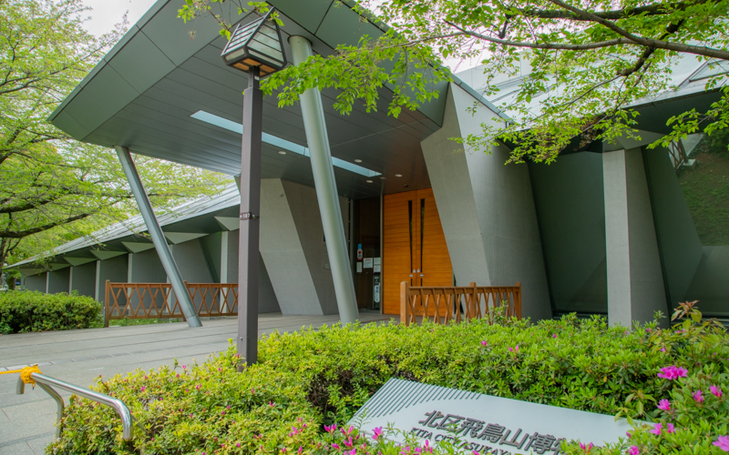 北区飛鳥山博物館の外観。入口に段差はなく、車椅子でも利用しやすい。