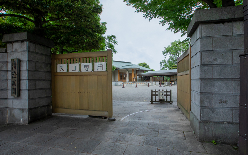 清澄白河駅から徒歩約3分の場所にある清澄庭園の総合入口。									