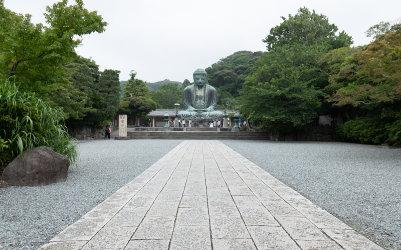 入口を入って右に進むと大仏を正面から拝むことができる。一般通路のため路面は石畳の凹凸が多少ある。