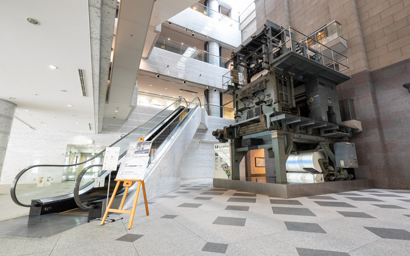受付のある2階へ上がるエスカレータ前には、1997年まで実際に静岡新聞社で使われていた輪転機が展示されている。