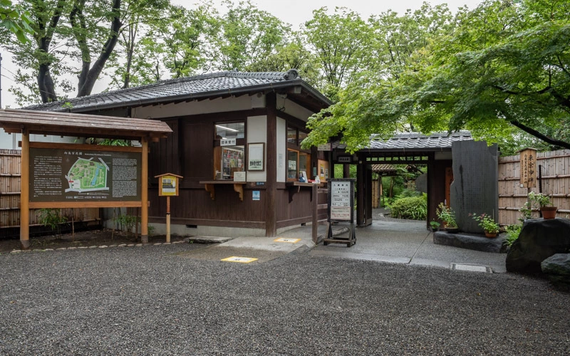江戸時代の面影を感じられる入口。									