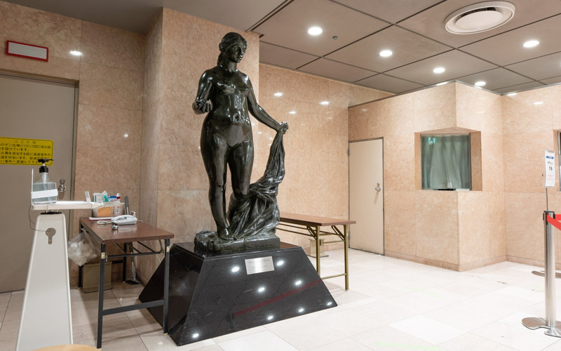 美術館入口にはルノアールの彫刻「勝利のビーナス」が展示されている。開館当時から設置され、本美術館のシンボルになっている。									