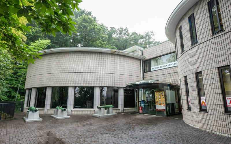 板橋区立郷土資料館は1972年に開館した。赤塚城址及び赤塚溜池公園に隣接している。						