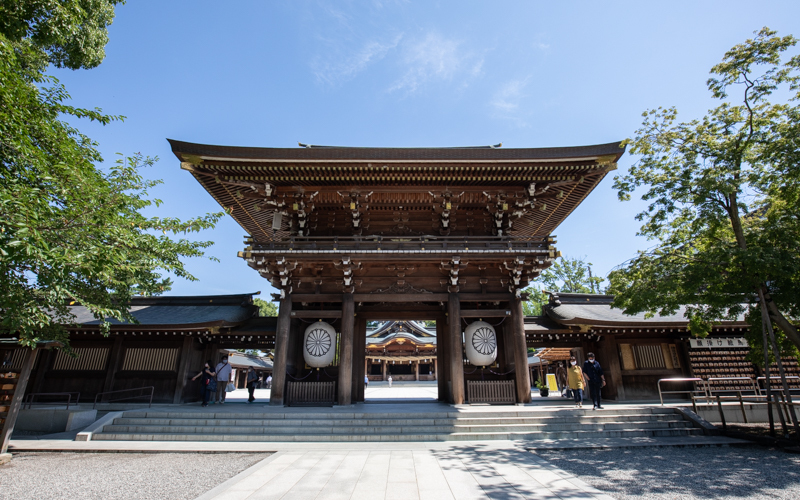 参道を抜けると見えてくる「神門」。方位を表す干支が装飾されている。