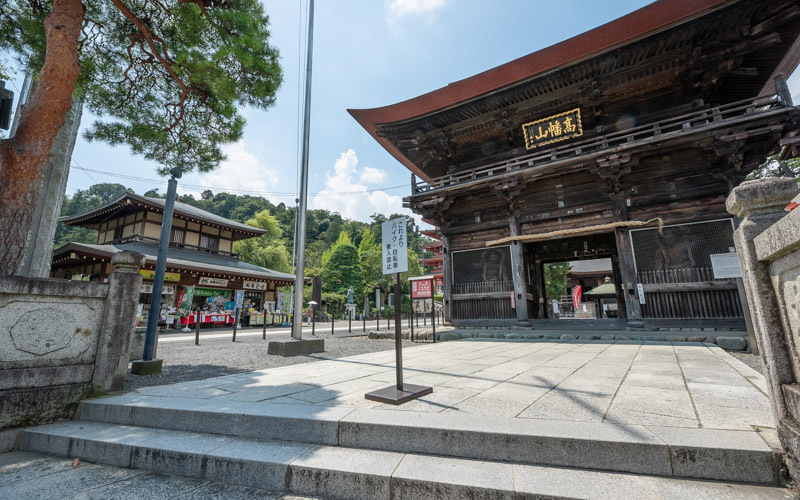 入口には国の重要文化財に指定されてる「仁王門」が建っている。車椅子の場合は参道から迂回できる。