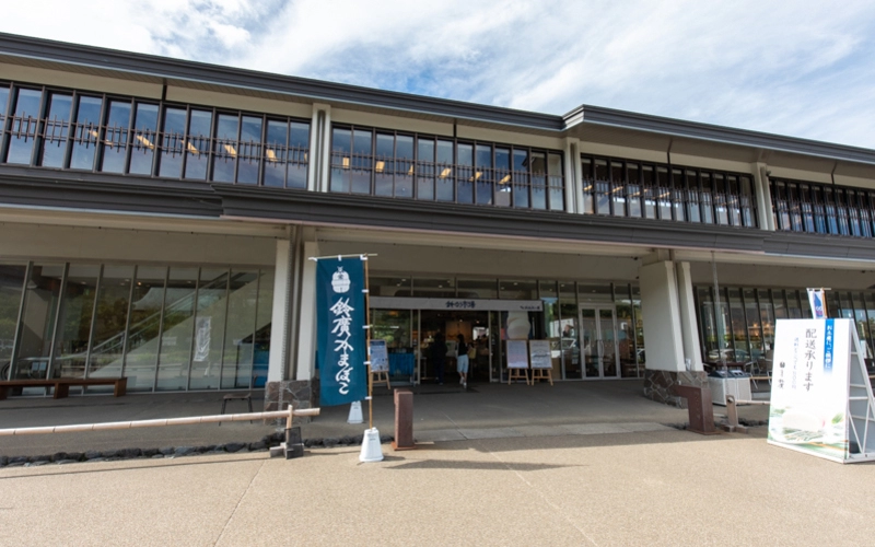 鈴廣 かまぼこの里内にある「鈴なり市場」。広い館内に多くの店舗が入っている。