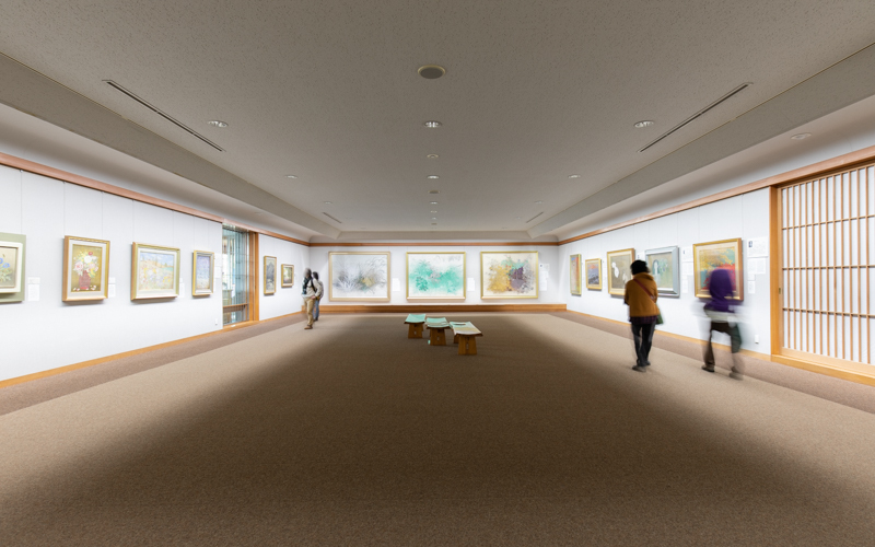 多くの収蔵作品の中からテーマに沿った作品が展示されており、広い展示室内でゆったりと鑑賞することができる。