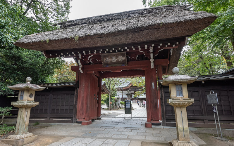 深大寺の建物の中で最も古い歴史を持つ山門は幕末の火災での被災を免れた数少ない建物の1つ。