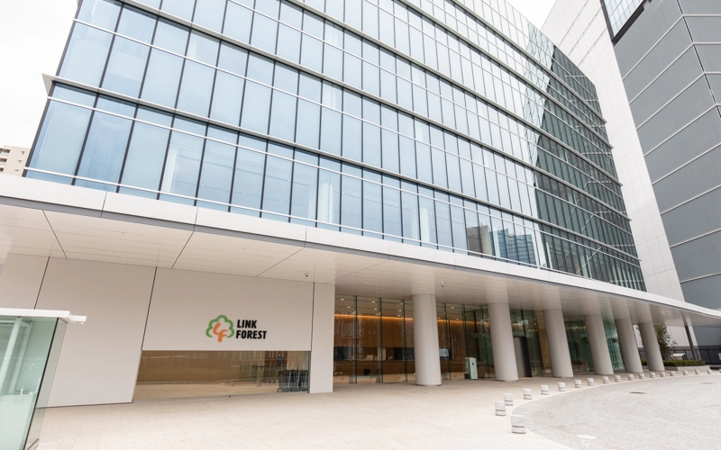 「KDDI MUSEUM」が入っている「LINK FOREST」の外観。エントランス前の車寄せでの乗降も可能。
